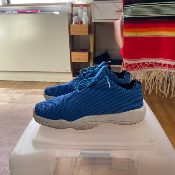 Nike Jordan Low Top Ftures - Picture 2 of 5